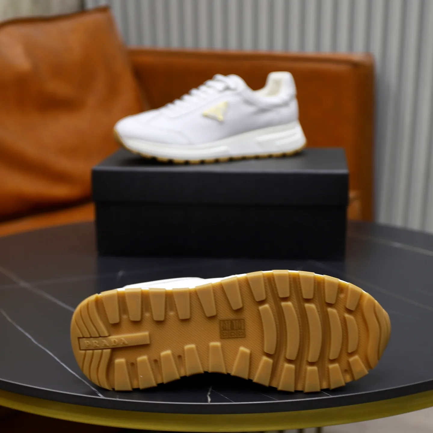 Factory price: 760💰Top original order Brand: PRADA (Prada) Standard code: Men's size 38/44 (45 can be customized) Grade: Same as the official website Material: Original cowhide stitching imported cowhide lining Original combination two-color wear-resistant soft outsole Style category: Leisure and sports version Young fashion European and American trend British style Color: Real picture color